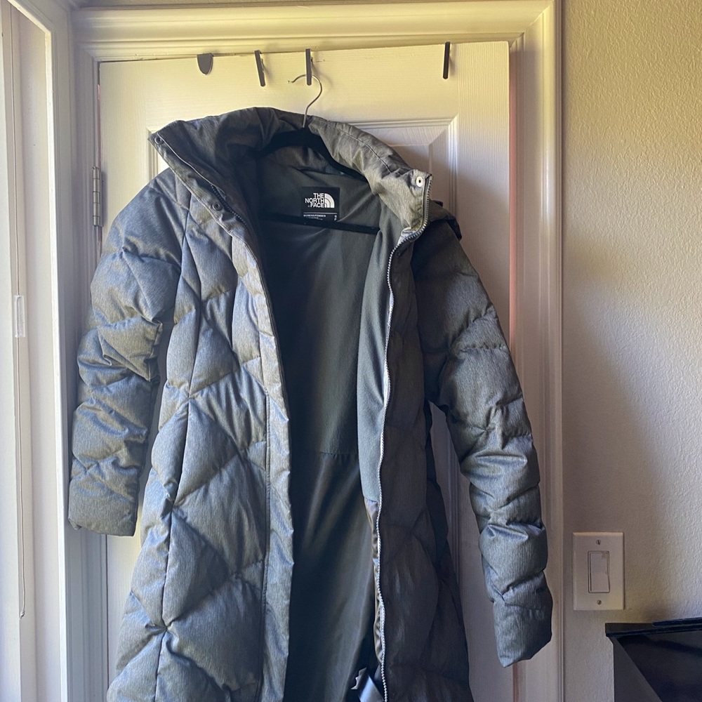 North Face Miss Metro II Hooded Down Parka. Size S/P.  Fits too small for me.
